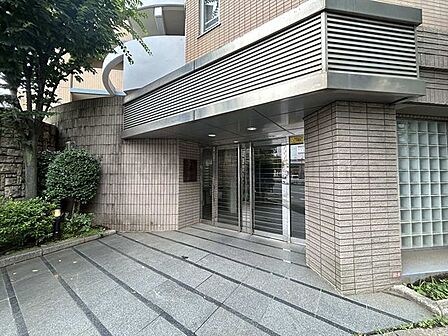 暖かさと気品に満ちたエントランス