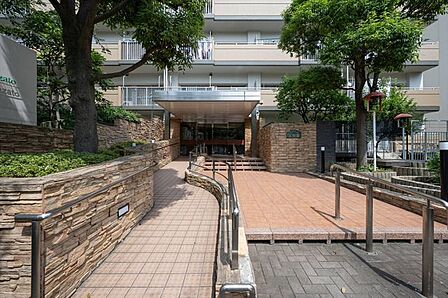 暖かさと気品に満ちたエントランス