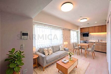 角部屋、高層階で開放感のあるリビング※家具等はCGによるインテリアイメージです。家具の設置サイズを保証するものではなく、TV配線には配慮しておりません。