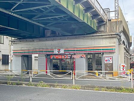 セブンイレブン京急ST黄金町店 77m