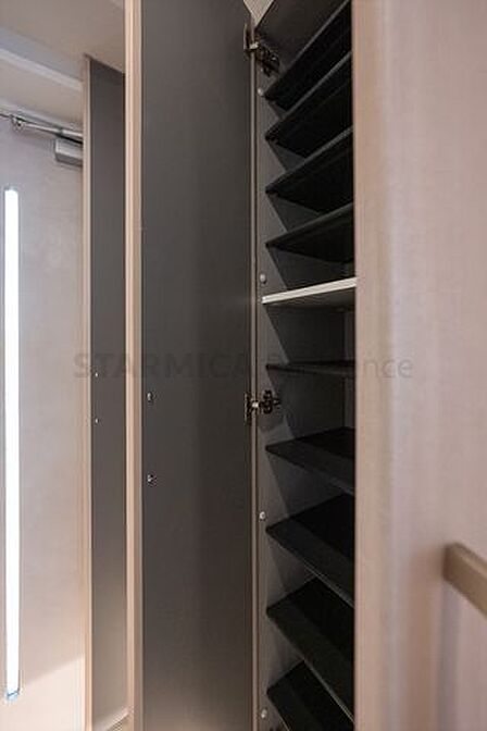 可動式の棚なのでサイズ変更も自由自在の下足入れ