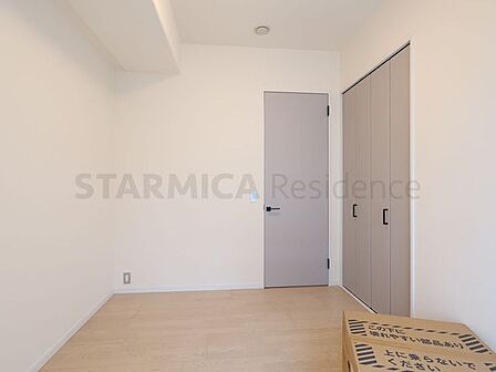 グレージュの建具が、上品な住空間を彩ります