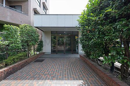 植栽が色づき季節を感じられるエントランス。