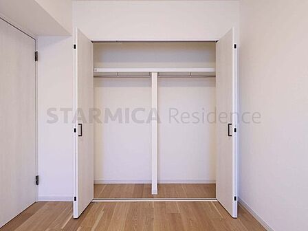お部屋には容量たっぷりのクローゼット付きでお洋服やかさばる荷物もすっきり整理できます