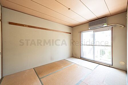 バルコニーに面した、採光の良い和室