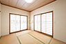 和室：採光の良い和室はのんびりと寛げる空間。