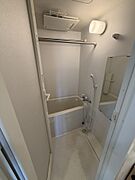 追焚き・浴室乾燥機付バスルーム。雨の日や夜間でも洗濯物を乾かせます。