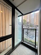 リビングにつながるバルコニーは奥行きもあり雨の日は安心です。バルコニーからは桜も見れます！