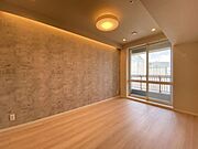 バルコニーに面した約6.7帖の寝室