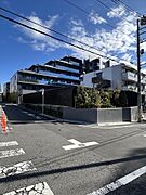 ■「幡ヶ谷」駅から商店街を歩いて徒歩5分■西原の静かな邸宅街に佇む高級レジデンス