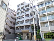 タイル張りでとってもきれいな建物です