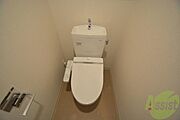 白を基調とした清潔感のあるトイレです。