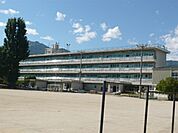 小学校「飯田市立鼎小学校まで2032m」