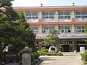 小学校「飯田市立松尾小学校まで1785m」