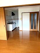 ＬＤＫの真ん中に3枚仕切り扉があります。２ＬＤＫを３ＤＫとしても使用できます。