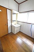 洗面室には洗濯機置場ございます。