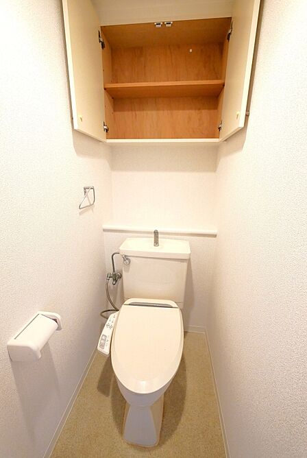 トイレには吊戸棚があるのでトイレ用品をしっかり収納できます。
