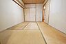 寝室：和室6帖。押入れございます。