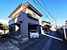 外観：車通りの少ない前面道路