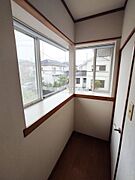 廊下に出窓があります