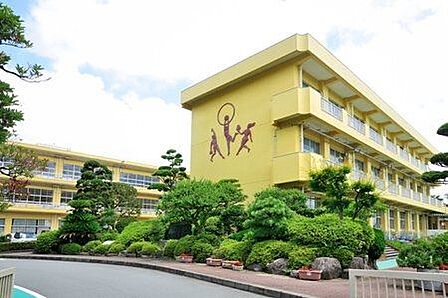 長泉町立長泉小学校 徒歩9分。 660m