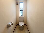 1・2階にトイレあり。階段を降りなくてもいいので便利ですね♪