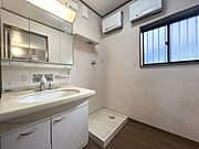 三面鏡裏収納には化粧品や洗面用品類をすっきり整理できます