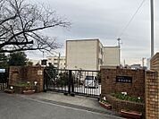 片平小学校まで　470m　徒歩約6分●教育目標は、自ら考え、思いやりを持って行動する子どもの育成を掲げています。学校努力店は、学びたいを引き出す授業づくり