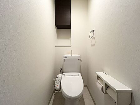 ダブルホルダー付きのトイレです。予備のトイレットペーパーがすぐ使えて便利です。