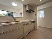 リフォーム済みキッチン。キッチン横にもバルコニーがある為、まとめたゴミなどを置けます。