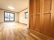 11.5帖の洋室！明るく使い勝手の良い広さで主寝室としても多用途に対応できます♪