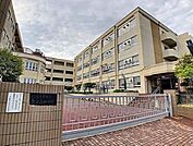 左京山中学校まで　1046m　徒歩約14分●教育目標「仲間とともに　輝く未来へ」国際的視野に立った人間性豊かな青少年の育成を目指し、知・徳・体の調和と統一のとれた人間形成に努める。
