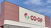 コープとよあけ店まで　893m　徒歩約12分　営業時間