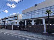 滝ノ水中学校まで　1600m　徒歩約20分●校訓「信頼」を基礎として、心身ともに健康で、自ら考え、行動できる人間を育成する。校訓は信頼。挑戦し学び続ける滝中生
