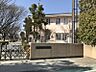 周辺：朝日小学校まで1648m　徒歩約21分●【校訓】「あ」かるく元気な子「さ」がし求める子「ひ」との心がわかる子。部活動はサッカー部・バスケットボール部・金管バンド部・合唱部の4つです