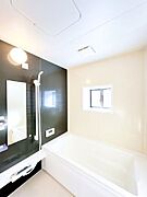 【リフォーム済】浴室はHousetec製の新品のユニットバスに交換しました。足を伸ばせる1坪サイズの広々とした浴槽で、1日の疲れをゆっくり癒すことができますよ。