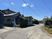 前面道路は五泉市道です。車通りの少ないエリアです。