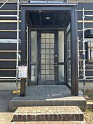 【リフォーム中】玄関戸は塗装して鍵交換を行います。