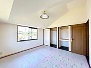 【リフォーム中】2階12.5帖洋室です。壁、天井はクロスの張替えを行います。床は綺麗にクリーニングを行います。