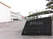 亀代小学校まで950ｍ(徒歩12分)