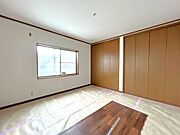 【リフォーム中】2F洋室です。クロス張替え、照明交換等をおこないます。