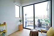 ベランダからは開放的な景色とバスを待つ人の賑やかな声が。