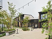 長屋ならではの住まいが連なりながらも、心地よい距離感。