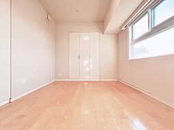 ベッドも十分に設置するスペースがあります。