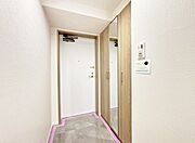 シューズボックスを完備した玄関です。