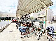 整理整頓された駐輪場で、管理体制の良好さがうかがえます。