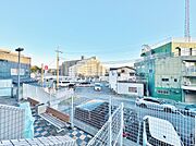 窓を開けると広がる青空。心をリフレッシュして日々を過ごしていきましょう。