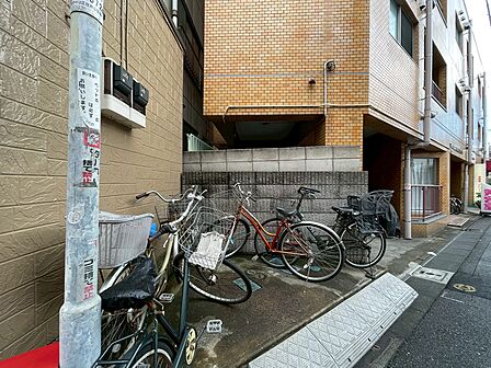 きちんと整備された駐輪場。住む方の心遣いが感じられます。