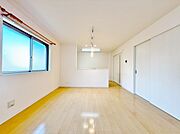 忙しく過ぎゆく日常を置き去るほど、ゆったりした時間が流れるリビング。