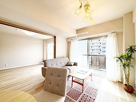 忙しく過ぎゆく日常を置き去るほど、ゆったりした時間が流れるリビング。
